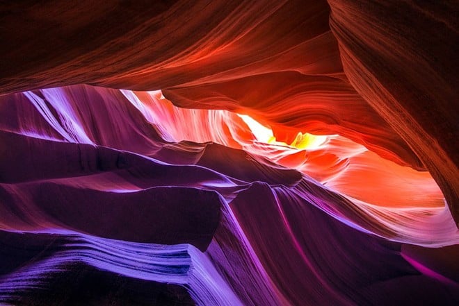Hẻm núi Antelope ở Arizona, Mỹ: Hình dạng của hẻm núi khiến những luồng sáng rực rỡ lọt qua, nổi bật trên nền đá đỏ, tạo cho du khách cảm giác như đang ở một hành tinh khác.