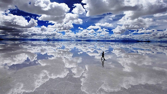 Đồng bằng muối Salar De Uyuni, Bolivia: Đây là đồng bằng muối lớn nhất thế giới với diện tích lên tới 10.582 km2. Đồng bằng này ra đời nhờ một loạt các hoạt động địa chất diễn ra ở các hồ nước thời tiền sử.
