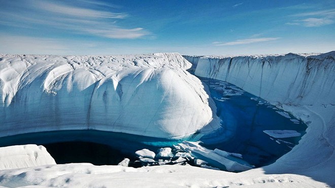 Hẻm núi băng, Greenland: Với chiều dài 750 km, chiều sâu 800m và chiều rộng lên tới 10 km, đây là hẻm núi dài nhất thế giới tính tới thời điểm hiện nay.