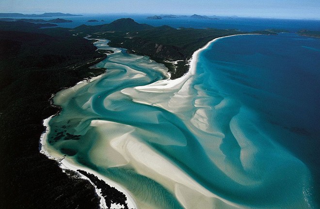 Bãi biển Whitehaven, đảo Whitsunday, Australia: Whitehaven là một trong những địa điểm du lịch hấp dẫn ở Úc. Whitehaven có làn nước trong xanh như pha lê và bãi cát được xem là trắng nhất thế giới.