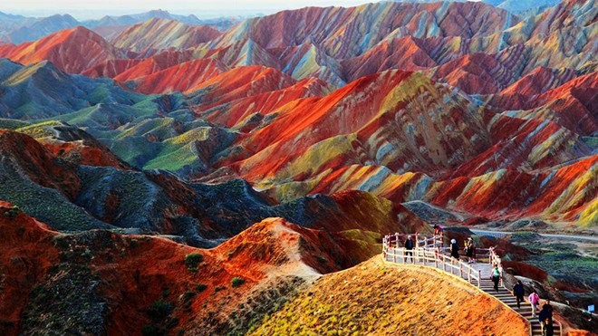 Công viên địa chất Zhangye Danxia ở tỉnh Cam Túc, Trung Quốc: Công viên có những núi đá nhiều màu sắc, do trải qua hàng triệu năm tích tụ sa thạch đỏ và các trầm tích trở nên khô cằn, oxy hóa.