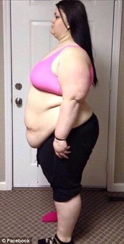Cô từng mặc quần cỡ 32 và áo cỡ 4XL. Sau khi giảm cân nhiều, Kaitlyn Smith tiếp tục bị đè nặng bởi phần da thừa trên cơ thể.