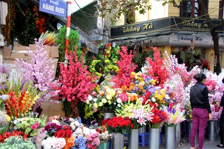 Một góc phố Hàng Rươi rực rỡ sắc màu của các loài hoa giả.