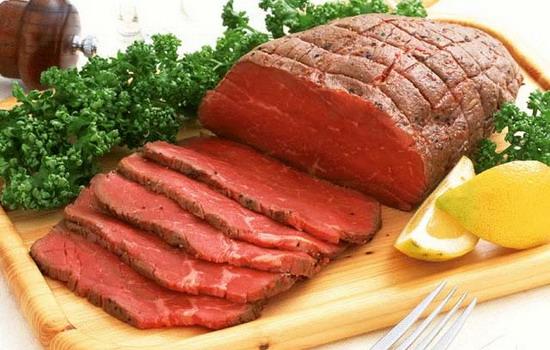 Thịt đỏ, thịt chế biến. Ngoài thịt đỏ, thịt chế biến sẵn thường chứa nhiều chất bảo quản, muối để kéo dài thời gian sử dụng. Khi đi vào cơ thể, chất này dễ gây hại cho lớp niêm mạc ruột, gây ung thư.