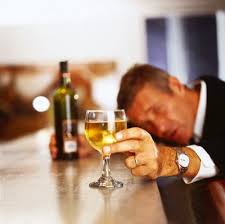 Rượu. Hơn 1/3 bệnh nhân được phát hiện ung thư vòm họng có liên quan đến bia rượu. Đặc biệt, thời gian uống rượu càng lâu và mức độ uống rượu càng nhiều thì nguy cơ mắc bệnh càng cao.