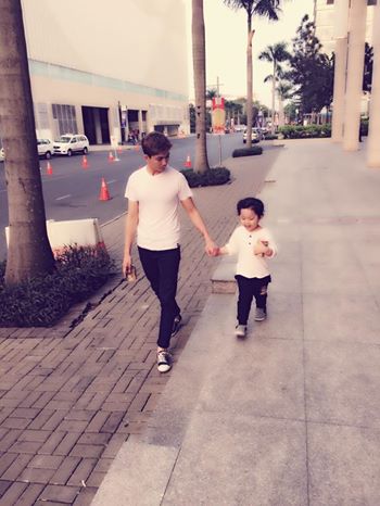 Tim khoe ảnh đi chơi cùng con trai sau, một thời gian xa cách vì Trương Quỳnh Anh mang bé Shi bỏ nhà ra đi.