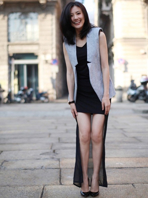 Khoe chân thon trong thiết kế váy mullet ấn tượng, mix vest trần tay màu trung tính thanh lịch.