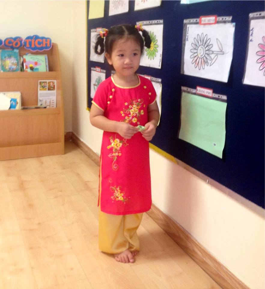 Hình ảnh lần đầu tiên mặc áo dài của con gái hoa hậu Đàm Lưu Ly. Bé Cát Tiên vô cùng duyên dáng trong bộ áo dài đỏ sặc sỡ.