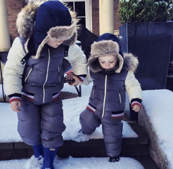 Trên trang cá nhân hôm qua, vợ Rooney chia sẻ bức ảnh hai bé Kai và Klay mặc đồ đôi, nắm tay nhau bước xuống bậc thềm phủ đầy tuyết trằng cùng chú thích: 'Giờ chơi trên tuyết'.