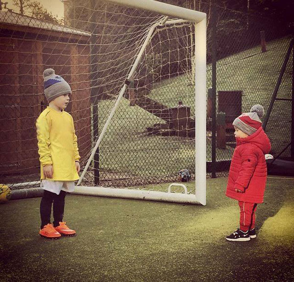 Rooney gây chú ý với bức ảnh hai cậu nhóc đứng đối diện cùng câu đố các fan xem hai nhóc đang làm gì.
