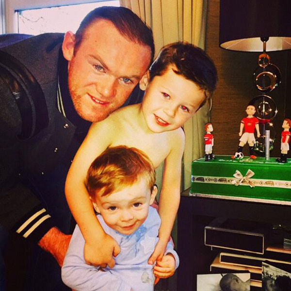 Tiền đạo tuyển Anh bên hai nhóc đáng yêu. Rooney cũng thú nhận, từ ngày có con, tính cách anh thay đổi nhiều theo hướng tích cực,  điềm đạm và chín chắn hơn.