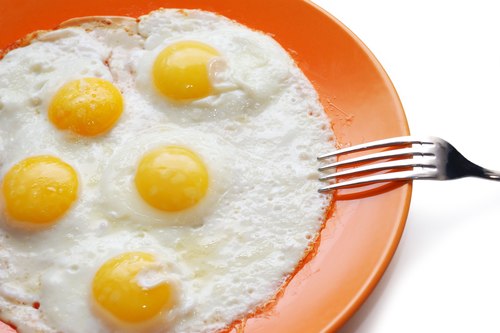 Trước khi uống rượu bạn nên ăn trứng. Trong trứng chứa một số amino axit cần thiết có thể phá vỡ các loại độc tố trong rượu. Ngoài ra, trứng còn cung cấp năng lượng khi bạn uống rượu.