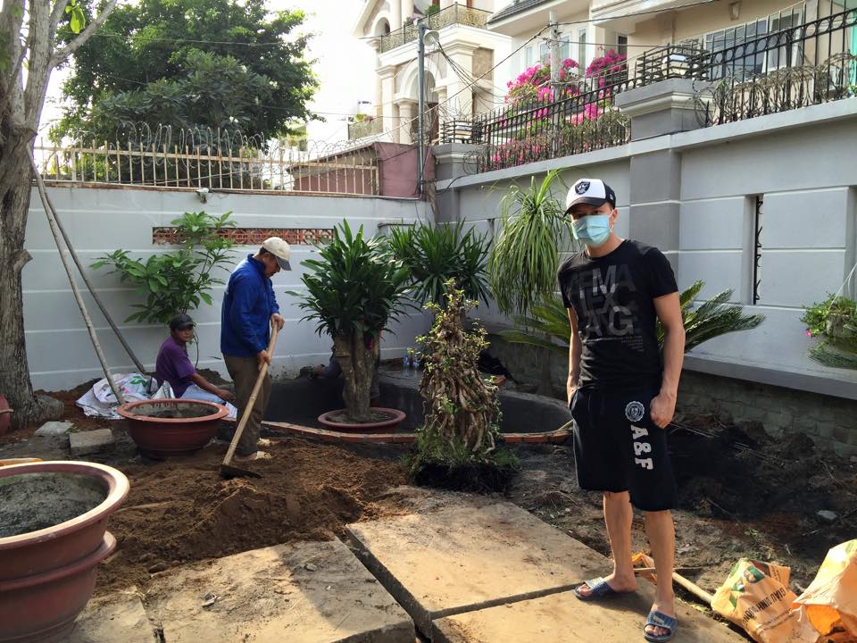 Cao Thái Sơn khoe một góc vườn đang sửa lại của anh trong ngôi nhà mới.