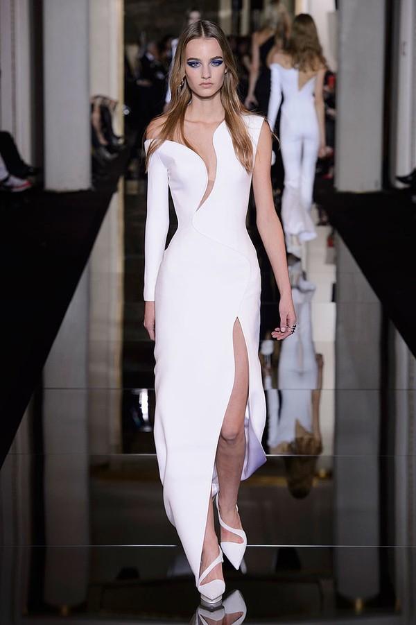 Chi tiết cut-out và đường xẻ cao khiến chiếc váy của Versace sẽ khiến các cô dâu trở nên thật sexy và cuốn hút.