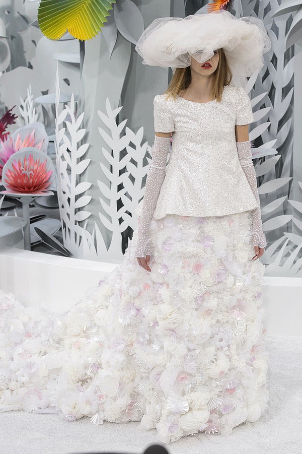 Chanel có một thiết kế váy cưới rời tràn ngập những bông hoa vải được đính kết cầu kỳ cùng với sequin lộng lẫy.