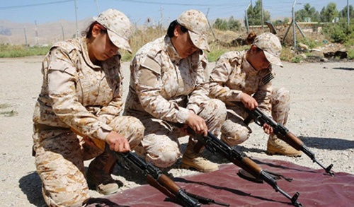 Các nữ binh sĩ Iraq tháo, lắp súng chuyên nghiệp.