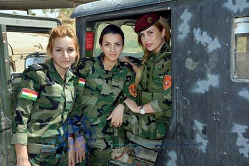 Phút nghỉ ngơi của 3 nữ binh Peshmerga xinh đẹp.