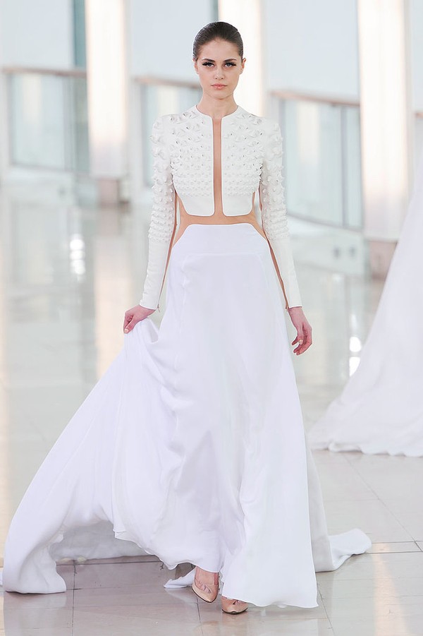 Chiếc váy thiết kế 3D của thương hiệu Stéphane Rolland đặc biệt phù hợp với những cô dâu có thân hình mảnh dẻ.