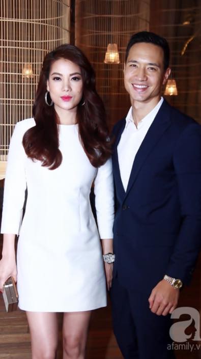 Trương Ngọc Ánh và Kim Lý tình tứ đi dự ra mắt phim.