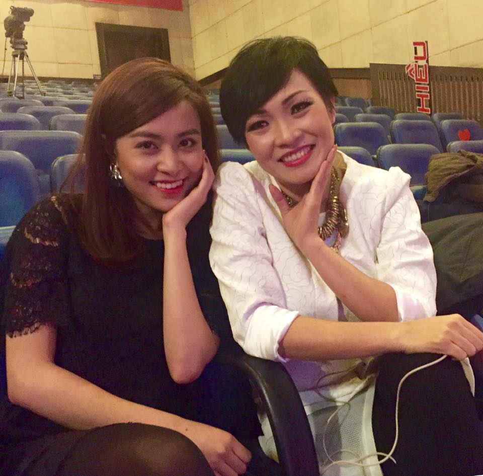 Hoàng Thùy Linh và ca sĩ Phương Thanh cùng đi quay chương trình tết.