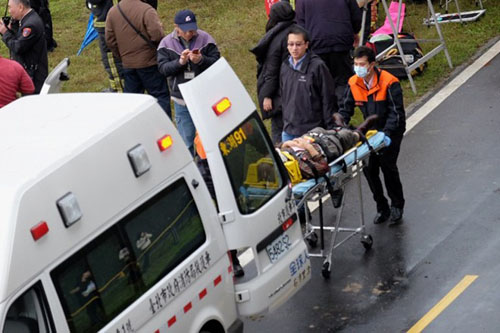 Một thi thể nạn nhân được chuyển lên xe cứu thương.