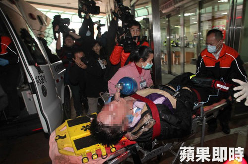 Hành khách bị thương được đưa tới bệnh viện.