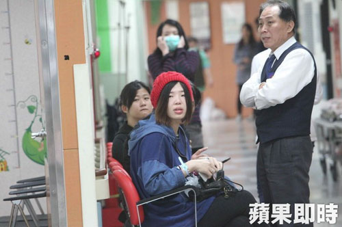 Người nhà nạn nhân ngóng tin tại bệnh viện. Theo các nguồn tin, có 31/58 người có mặt trên máy bay mang quốc tịch Trung Quốc.