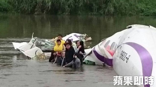Sau khi lao xuống nước, một vài hành khách tự thoát khỏi phần thân máy bay.