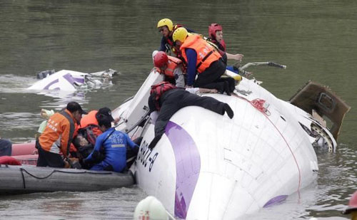 Truyền thông Đài Loan cho hay, tính đến thời điểm hiện tại, có ít nhất 19 người thiệt mạng, 15 người bị thương và 24 người còn mắc kẹt trong những mảnh vỡ của máy bay.