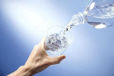 Nước: Đây là một cách tự nhiên giúp bạn làm sạch gan. Nước là một phần thiết yếu của cơ thể, hãy uống đủ nước điều đó sẽ giúp cho các tế bào của bạn phục hồi nhanh hơn và các chất dinh dưỡng được vận chuyển khắp cơ thể.