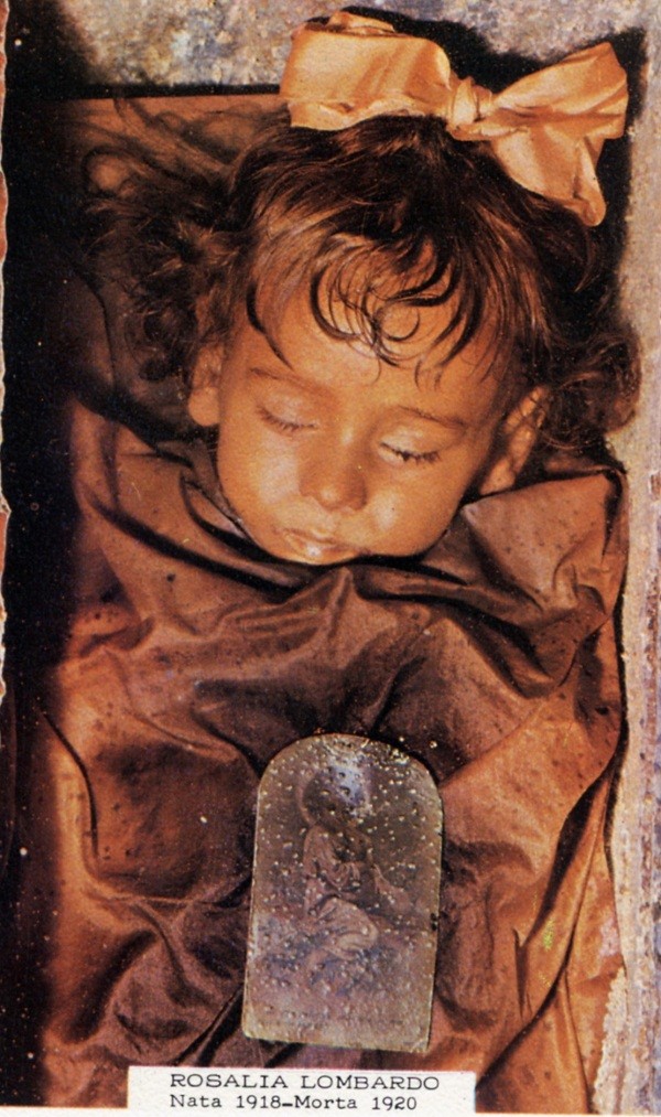 Xác ướp bé Rosalia Lombard, 3 tuổi (ở Ý) là “xác ướp xinh đẹp nhất thế giới”. Sau gần 90 năm, khuôn mặt của Rosalia vẫn đáng yêu và tươi tắn như thể bé đang yên giấc ngủ ngon.