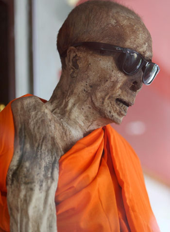 Xác của nhà sư Phra Khru Samathakittikhun được đặt tại chùa Wat Khunaram trên đảo Koh Samui, Thái Lan từ tháng 6/2009.