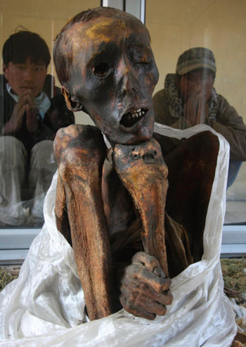 Người dân quan sát xác ướp được cho là đã 500 năm tuổi của một nhà sư ở làng Giu, bang Himachal Pradesh (Ấn Độ).