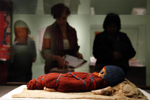 Xác ướp trẻ sơ sinh trong triển lãm Những bí mật của con đường tơ lụa tại bang Philadelphia (Mỹ) ngày 18/2/2011. Nó được tìm thấy ở khu vực lòng chảo Tarim, phía Tây Trung Quốc.