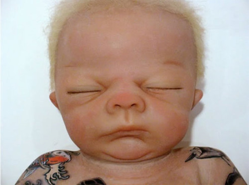 Trên website của anh Deitrich, anh khẳng định, quá trình tạo nên những hình ảnh trên cơ thể của em bé hoàn toàn vô hại, không cần phải chạm vào da trẻ.
