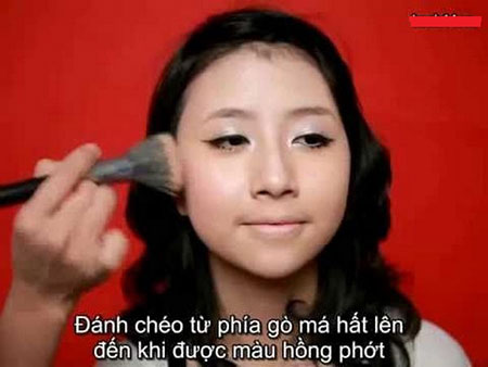 Quỳnh Anh Shyn lộ gương mặt tròn trong một clip hướng dẫn make-up.