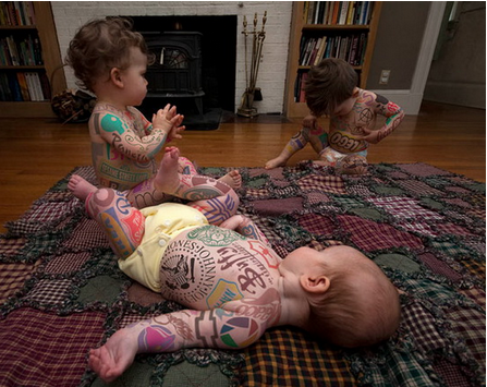 Những em bé sơ sinh được 'xăm' lên cơ thể hình logo của các thương hiệu khác nhau.