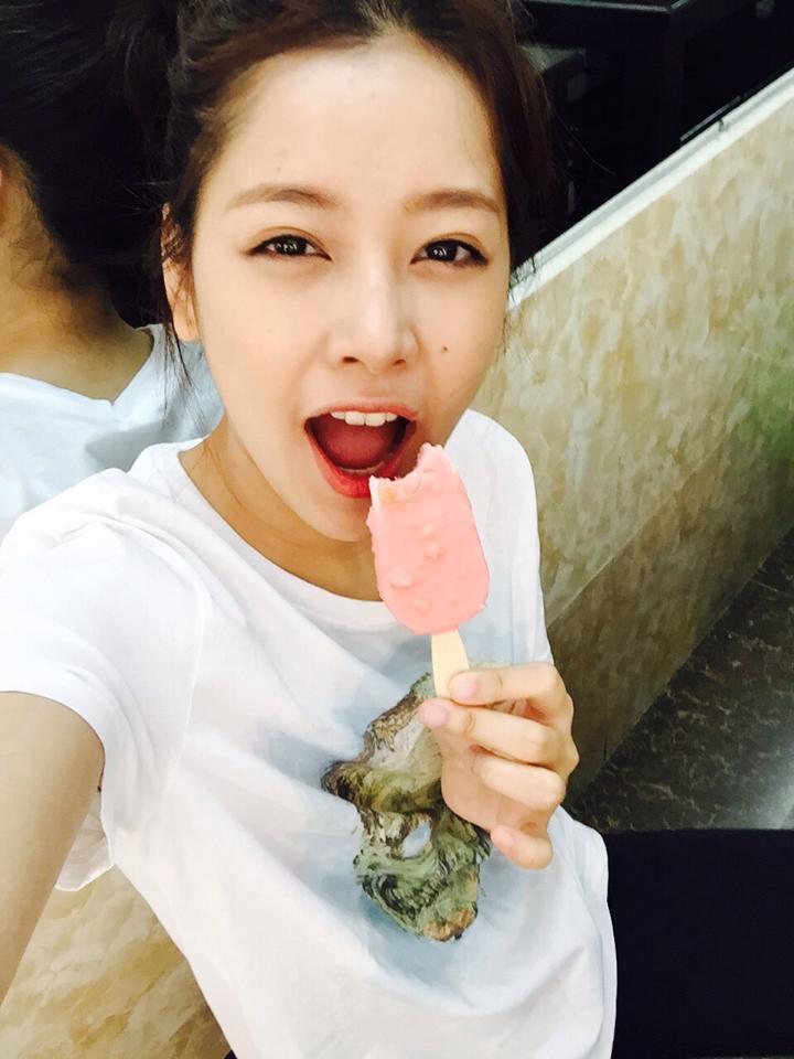 Chi Pu khiến fan miền Bắc muốn rét run vì nhìn cô ăn kem giữa mùa Đông khi gữa TP.HCM.