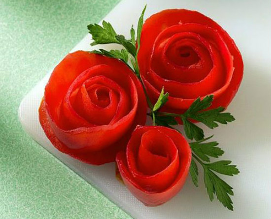 Bông hồng đỏ làm từ quả cả chua này sẽ khiến mâm cơm thêm phần đặc sắc.