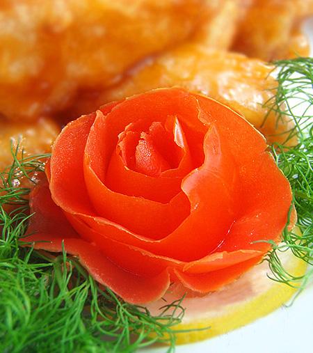 Chỉ cần một vài quả cà chua, cùng sự tỉ mỉ khéo léo bạn có thể làm cho món ăn thêm phần hấp dẫn với những bông hoa xinh xắn.