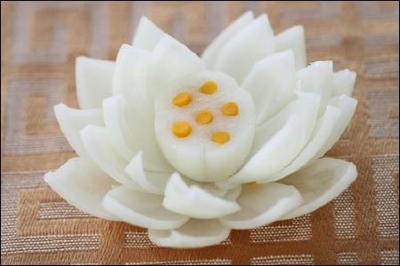 Những 'bông hoa sen' từ củ hành tây trắng muốt thật thanh khiết, mà cách tỉa lại dễ đến mức kể cả những người chưa từng tỉa rau củ cũng làm được.