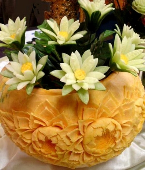 Bình hoa làm từ quả dưa chuột bạn có thể cắm rất đẹp.
