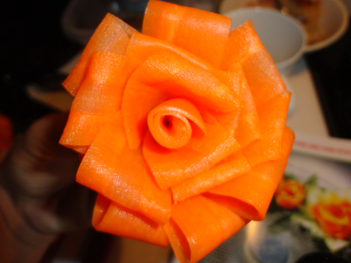 Những bông hoa hồng từ cà rốt sẽ đẹp không kém hoa thật nếu bạn chịu khó cắt tỉa một chút.