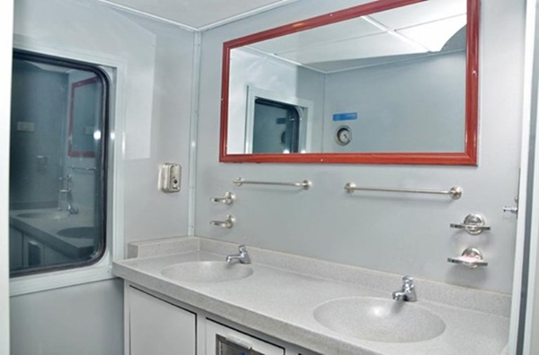 Hệ thống phòng rửa mặt được làm bằng chất liệu tốt, hiện đại. Đặc biệt, hệ thống vệ sinh không thải ra môi trường khách hàng có thể sử dụng ngay cả khi tàu đang dừng đỗ tại các ga.