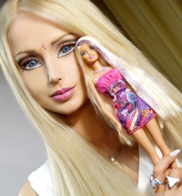 Valeria được mệnh danh là 'Barbie sống' vì vẻ ngoài của mình.