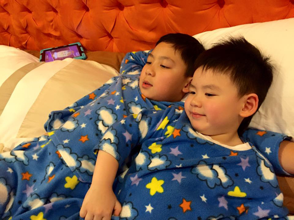 Ca sĩ Trizzie Phương Trinh hạnh phúc nhìn ngắm hai con trai: 'Sáng chủ nhật, hai anh em ngủ dậy nằm ôm nhau xem TV. Cứ ngồi ngắm chúng và tự mỉm cười, một nụ cười hạnh phúc'.