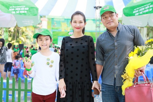 Nữ diễn viên Kim Hiền hạnh phúc cùng chồng và con trai đi sự kiện khi cô đang mang bầu ở tháng thứ 3.