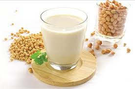 Sữa đậu nành có chứa đạm cao, giàu vitamin nhưng nếu dùng nó vào đồ ăn nhanh để chống đói thì lại phản tác dụng.