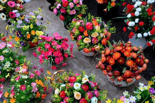 Những giỏ hoa đẹp rực rỡ bắt mắt được bày bán.