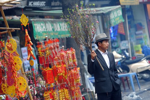Hiện nay, phố hoa Hàng Lược bị thu hẹp rất nhiều, nhưng với nhiều người Hà Nội, ngày Tết không thể không đi chơi chợ hoa Hàng Lược.